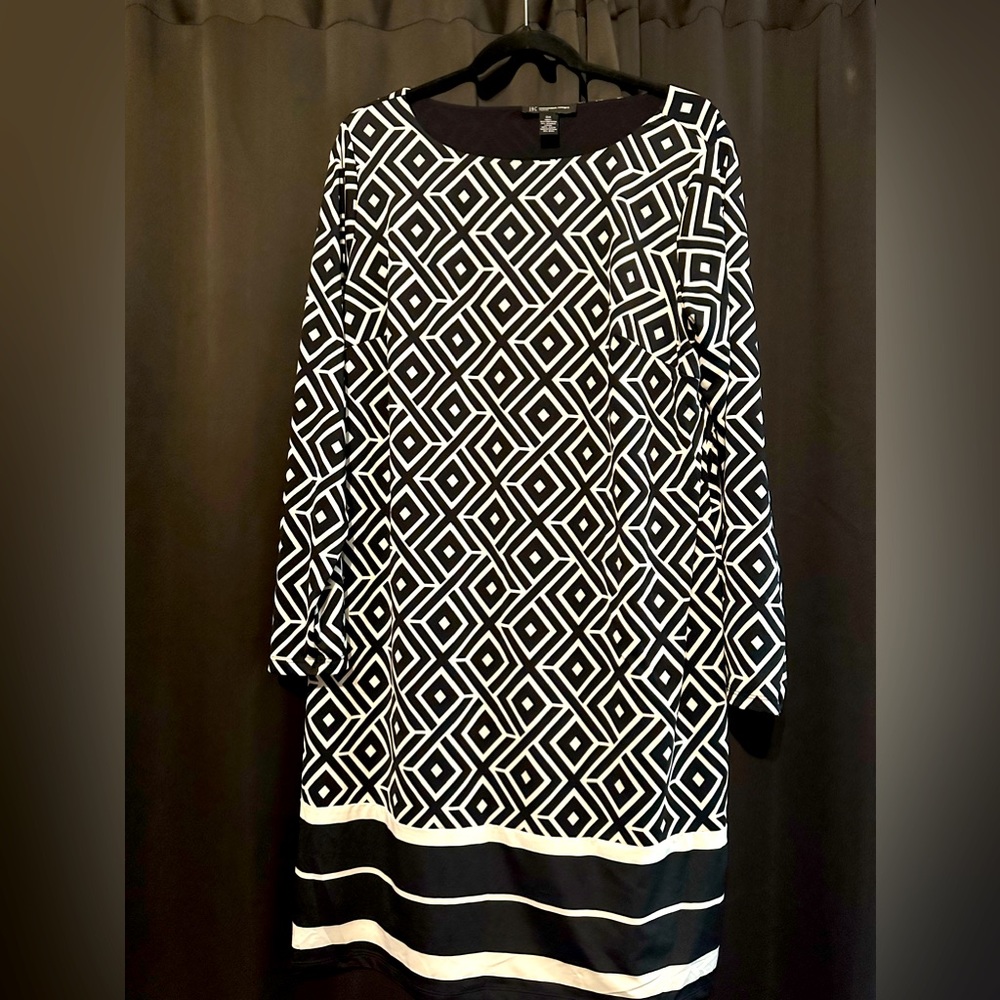 Macy’s INC NWOT SZ 0X Black & White Geometric Design Dress